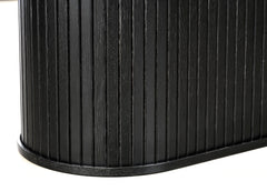 Lähikuvassa mustan Nola-ruokapöydän jykevä jalka, johon panelointi on tuomassa ilmettä.