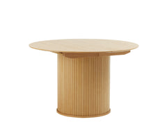 Tammenvärinen jatkettava Nola-ruokapöytä - pöytälevyn halkaisija 120 cm voidaan jatkaa 167 cm:n pöydän keskeltä saatavilla olevilla jatkoilla.