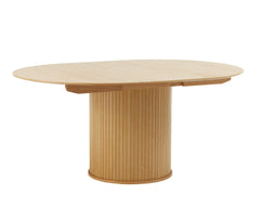 Tammenvärinen jatkettava Nola-ruokapöytä jatkettuna pöytälevyn 167 cm:n pöydän keskeltä saatavilla jatkoilla.