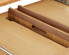 Jatkettava 120 cm Nola-ruokapöytä jatketaan keskeltä pöytää, jossa jatkopaloja säilytetään kannen alla.