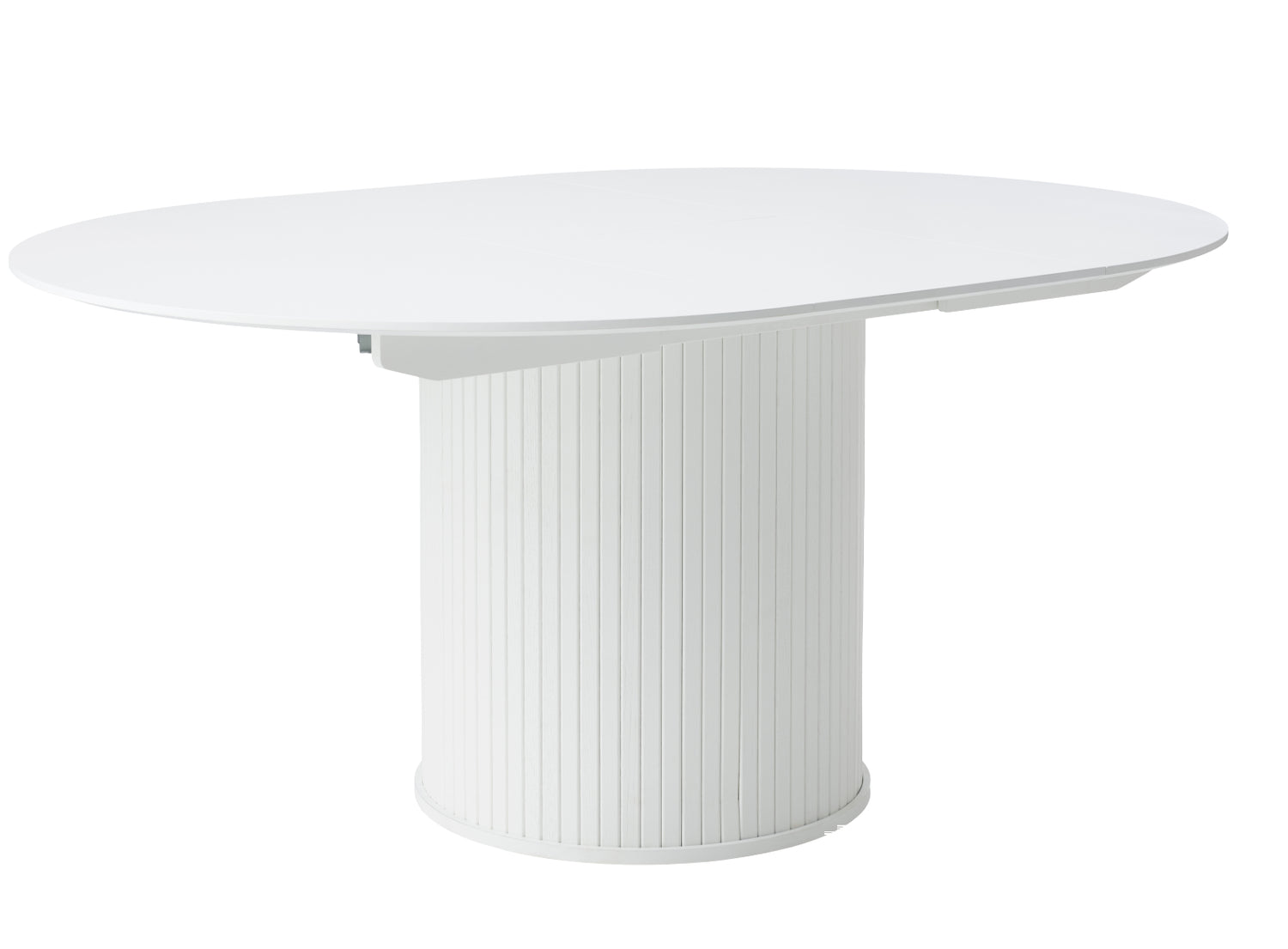 Valkoinen jatkettava Nola-ruokapöytä jatkettuna pöytälevyn 167 cm:n pöydän keskeltä saatavilla jatkoilla.