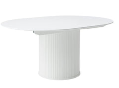 Valkoinen jatkettava Nola-ruokapöytä jatkettuna pöytälevyn 167 cm:n pöydän keskeltä saatavilla jatkoilla.
