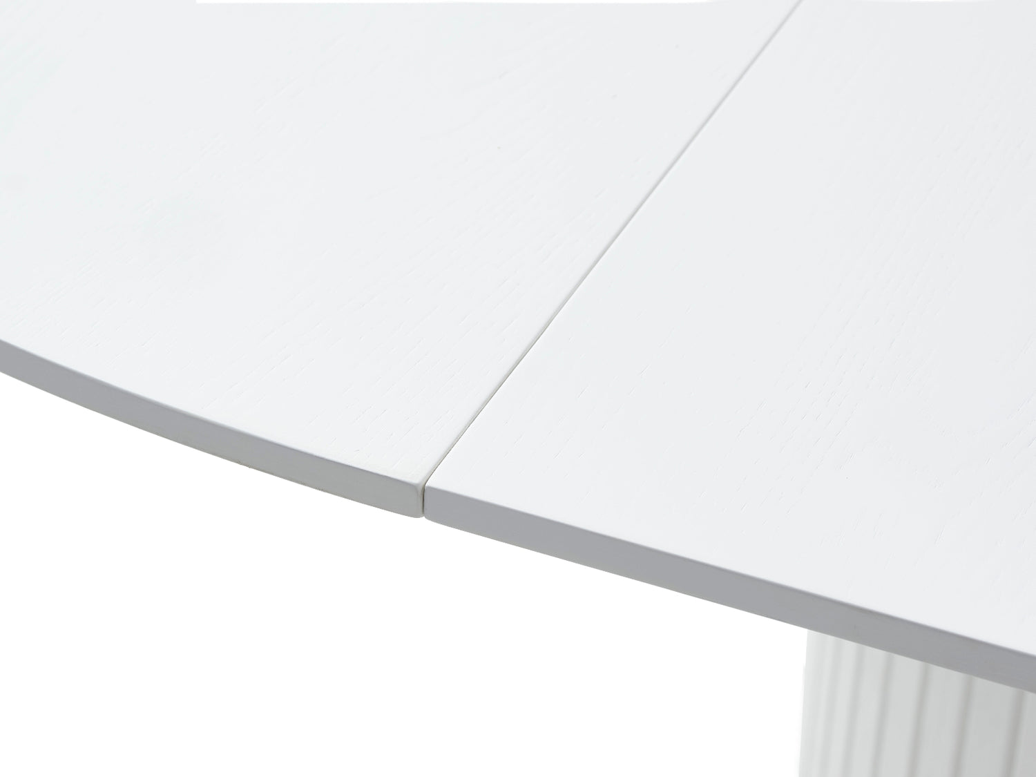 Lähikuvassa jatkettavan Nola-pöydän kantta valkoisena.