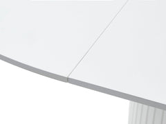 Lähikuvassa jatkettavan Nola-pöydän kantta valkoisena.