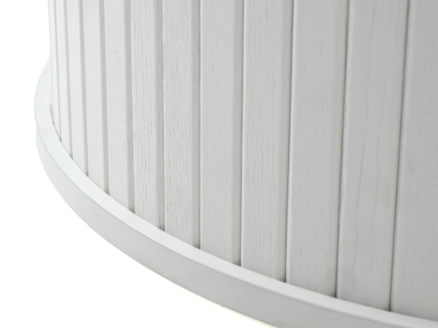 Lähikuvassa valkoisen jatkettavan Nola-ruokapöydän paneloitua jalkaa.