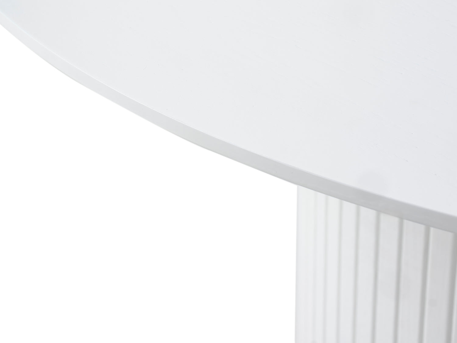 Lähikuvassa valkoisen Nola-ruokapöydän panelointia ja kannen pintaa.