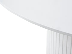 Lähikuvassa valkoisen Nola-ruokapöydän panelointia ja kannen pintaa.