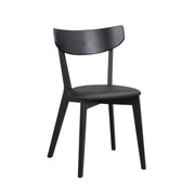 Ami- ruokapöydän tuoli mustalla tammirungolla ja mustalla keinonahkaverhoilulla.