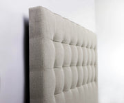 Tempur Cushion -sängynpääty on yhteensopiva Tempur Stay- ja Move-sänkyihin. Kuvan Tempur Cushion -pääty on verhoiltu tummanhiekanvärisellä Warm Stone -kankaalla.
