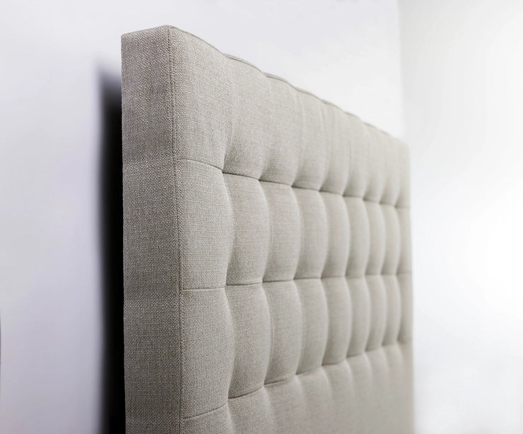 Tempur Cushion -sängynpääty on yhteensopiva Tempur Stay- ja Move-sänkyihin. Kuvan Tempur Cushion -pääty on verhoiltu tummanhiekanvärisellä Warm Stone -kankaalla.