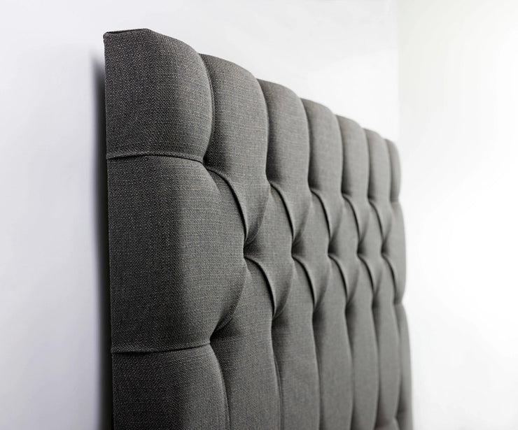 Tempur Stitch -sängynpääty on yhteensopiva Tempur Stay- ja Move-sänkyihin. Kuvan Tempur Stitch -pääty on verhoiltu grafiitinvärisellä Dark Stone -kankaalla.