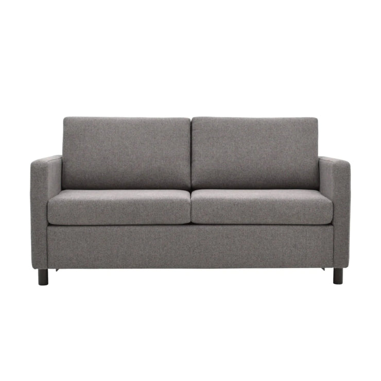 Alisa on jämäkkä, kestävä ja tyylikkään ajaton vuodesohva. Kuvan sohvassa on antrasiitinvärinen Verde 19 -kangasverhoilu.