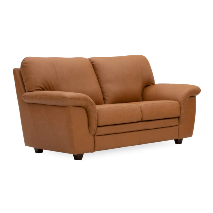 2-istuttavan  Ariel-sohvan verhoiluna on Soft Antique -nahka/keinonahka, väri 9030 ruskea. Sohvan puujalat ovat wengen väriset.