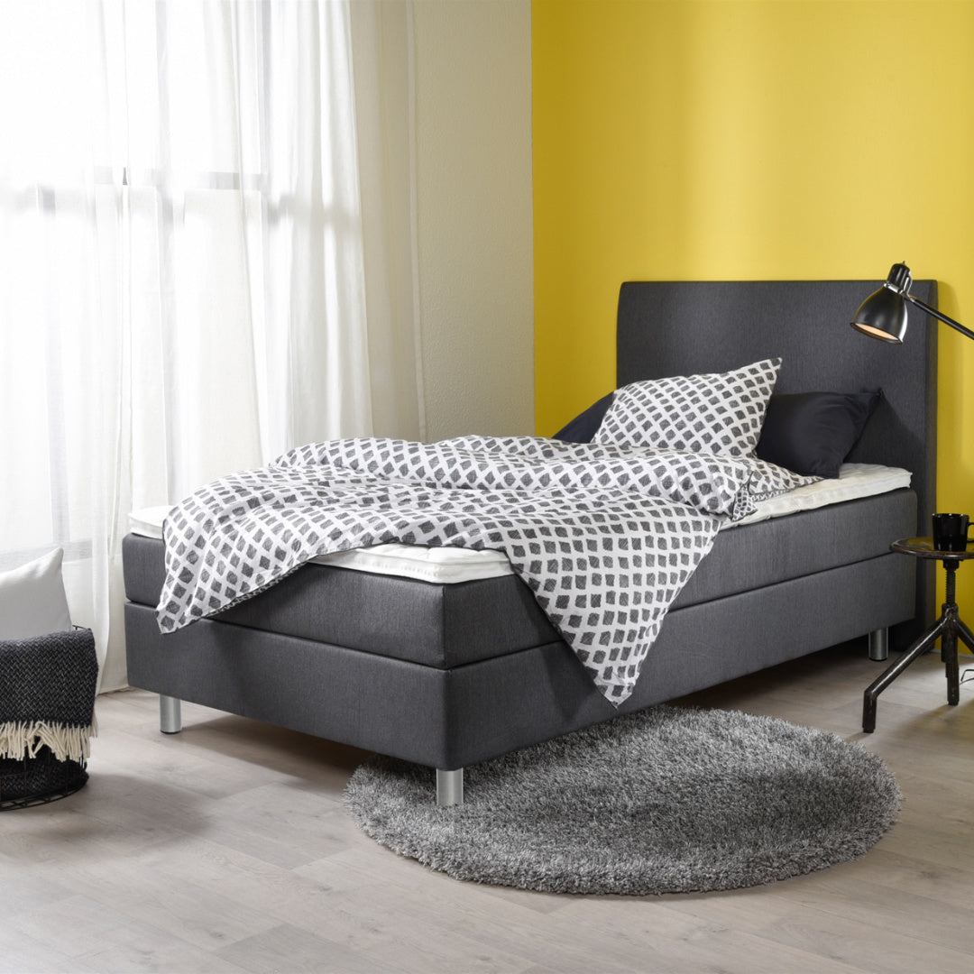 Aalto-jenkkisänky on erinomainen valinta esimerkiksi koululaiselle tai opiskelijalle. Aalto-sängynpääty ja kuvausrekvisiitta myydään erikseen.