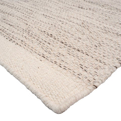 Lähikuvassa Aamu-villamatto luonnonvalkoisella kuosilla.