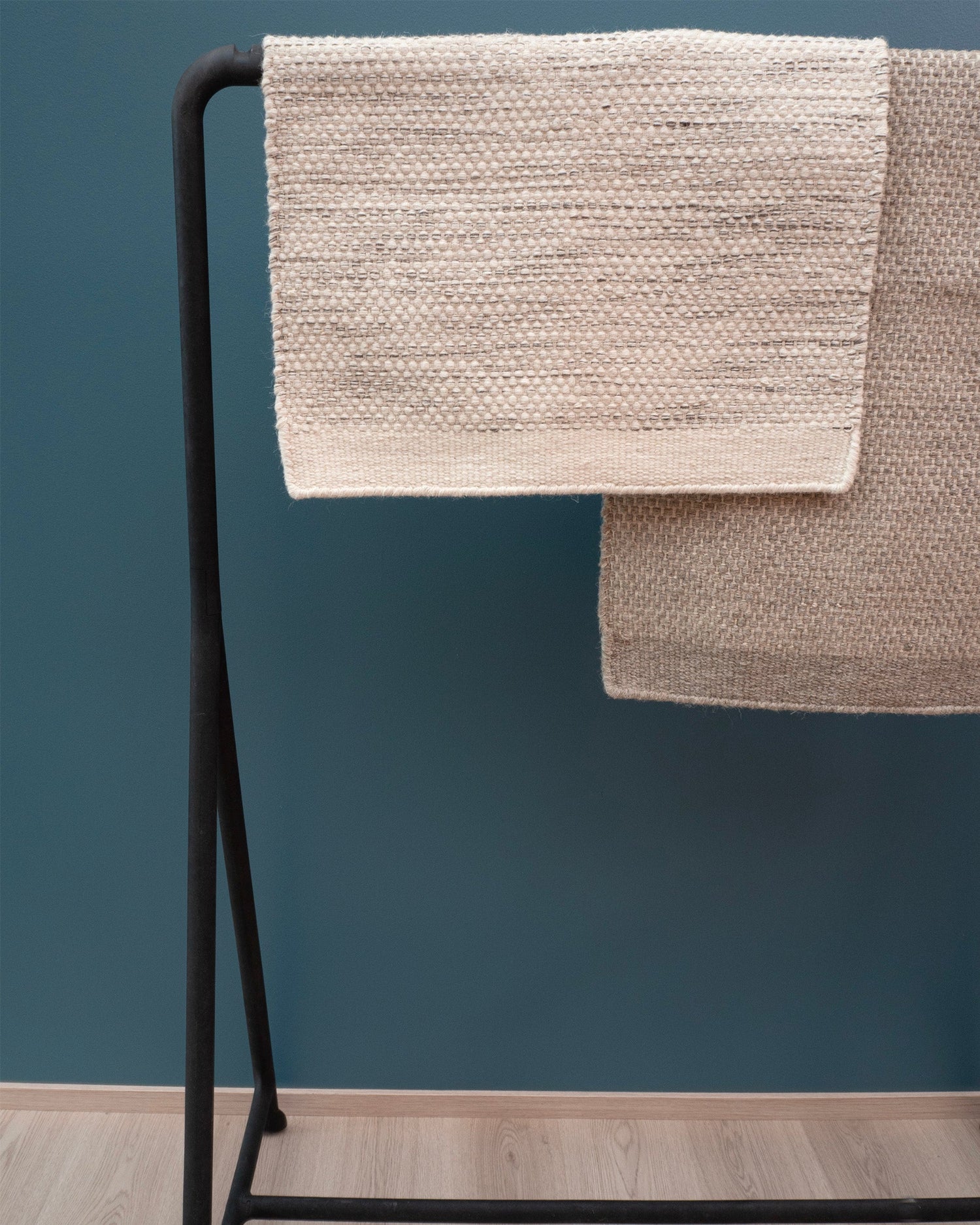 Aamu-villamattojen värit luonnonvalkoinen ja vaaleanharmaa.