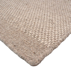 Lähikuvassa Aamu-villamatto vaaleanharmaalla kuosilla.