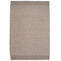 Aamu-villamatto vaaleanharmaalla kuosilla.