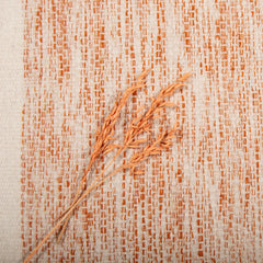 Aamu-villamatto, terra väri ja kuvassa on maton päällä koristetähkä.