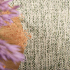 Kuvassa on vihreä Aamu-villamatto sohvapöydän alla kuvattuna.