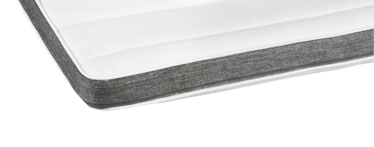 Profiloidun Aava-sijauspatjan reunassa on sängyn rungon värinen antrasiitti boordi. Petauspatjan makuupinnoilla on valkoinen joustoneulos.