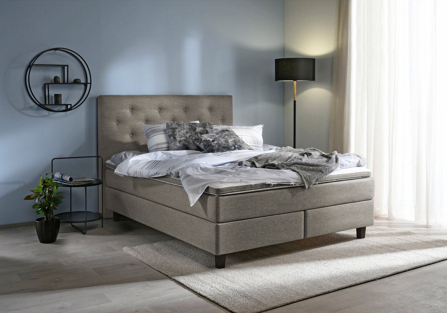 Hiekanvärinen Havu-jenkkisänkypaketti 180 x 200 cm wengen värisillä Royal-jaloilla ja profiloidulla sijauspatjalla. Kuvan sängynpääty myydään erikseen.