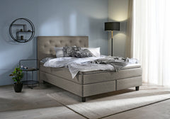 Hiekanvärinen Havu-jenkkisänkypaketti 180 x 200 cm wengen värisillä Royal-jaloilla ja profiloidulla sijauspatjalla. Kuvan sängynpääty myydään erikseen.