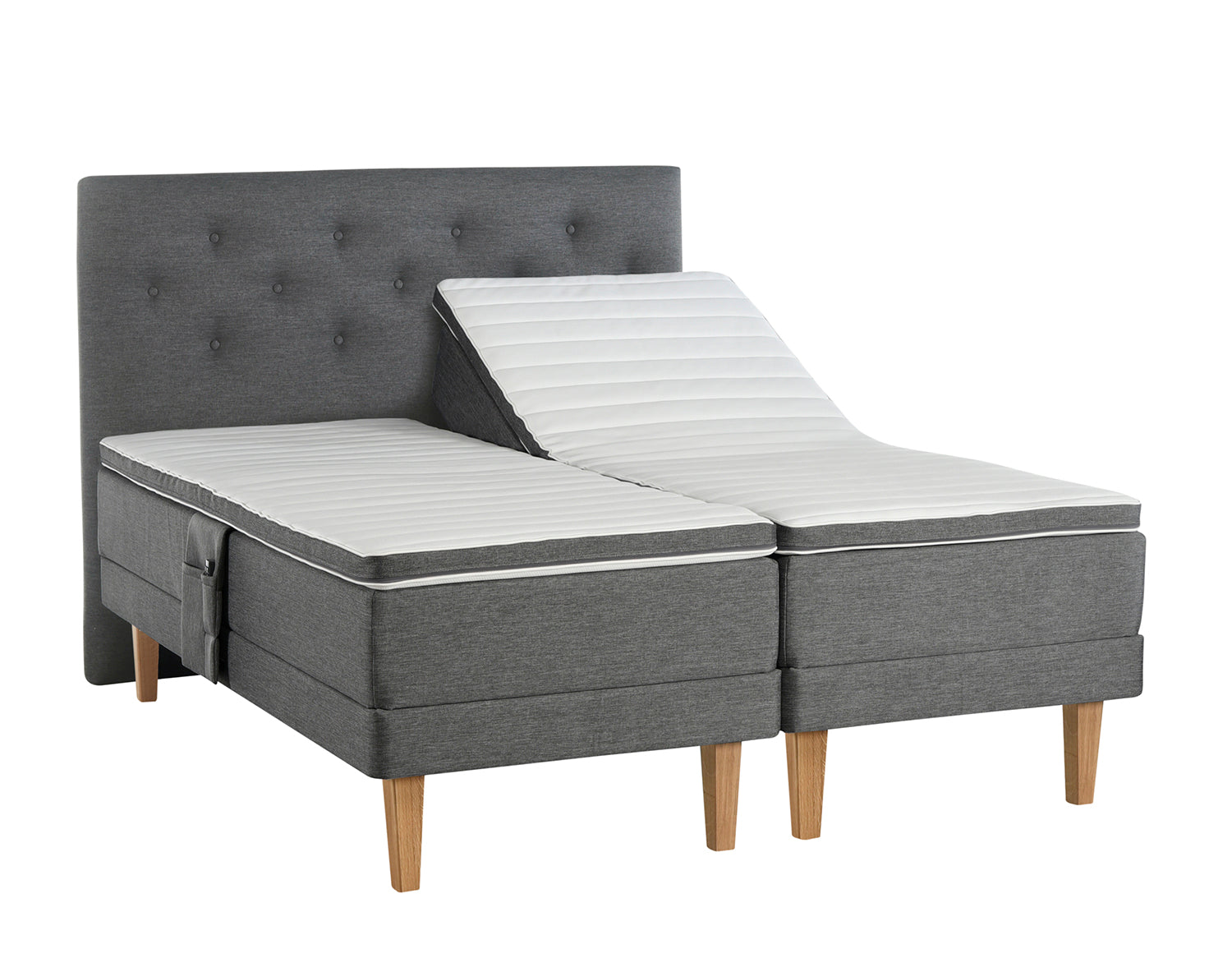 Antrasiitin värinen Aava-moottorisänky Royal-tammijaloilla ja profiloiduilla sijauspatjoilla. Kuvan sängynpääty ja tarviketasku myydään erikseen.