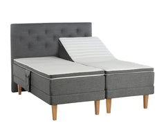 Antrasiitin värinen Aava-moottorisänky Royal-tammijaloilla ja profiloiduilla sijauspatjoilla. Kuvan sängynpääty ja tarviketasku myydään erikseen.