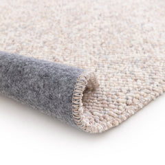 Lähikuvassa on beige-harmaa sileäpintainen Ahto-matto. Matto on raullattuna ja näkyvissä on myös sen pohjausta.