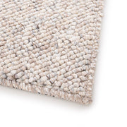 Lähikuvassa on beige-harmaa sileäpintainen Ahto-matto.