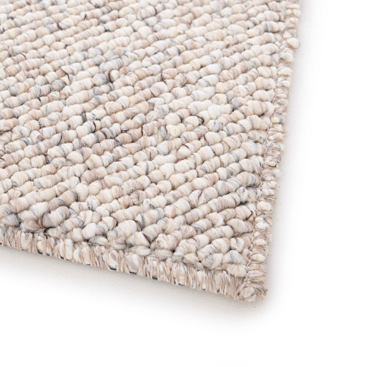 Lähikuvassa on beige-harmaa sileäpintainen Ahto-matto.
