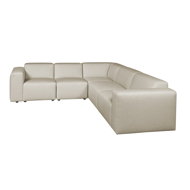 Beige Alma-kulmasohva kangasverhoiltuna Minco 30 -kankaalla. Kuvan kulmasohvassa on mustat muovijalat.