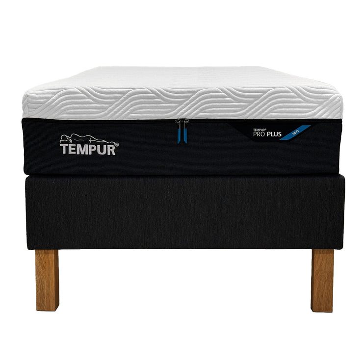 Kuvassa on toinen parisänkypaketin kahdesta Tempur Almeria -vuoderunkosängystä mustalla verhoilulla, Tempur Pro SmartCool 21 patja valitulla tunteella (Soft, Medium tai Firm) ja nelikulmaiset puujalat.