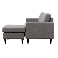 Ancona L 3FS -divaanisohva oikeanpuoleisella divaanilla. Sohva on verhoiltu harmaanruskealla Tuuru Basic 489 -kankaalla ja siinä on mustat puujalat.