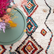 Valkoinen Andi-matto värikkäillä kuvioinneilla.