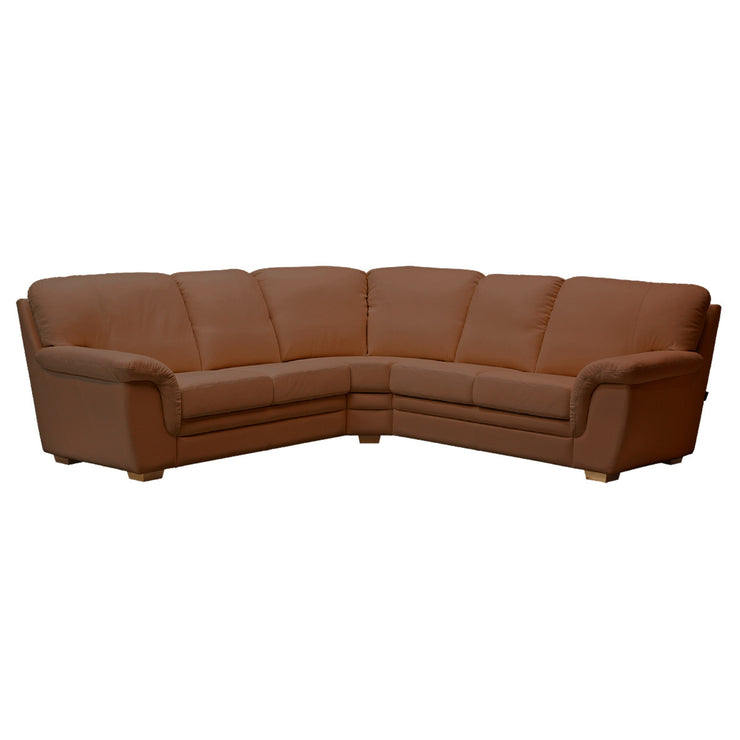 Ariel-kulmasohva ruskealla Soft Antique 9030 -nahka/keinonahkaverhoilulla ja pähkinän värisillä puujaloilla.