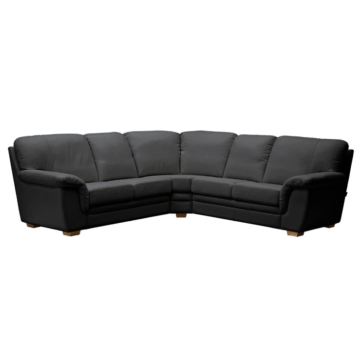 Ariel-kulmasohva mustalla Soft Antique 0100 -nahka/keinonahkaverhoilulla ja pähkinän värisillä puujaloilla.