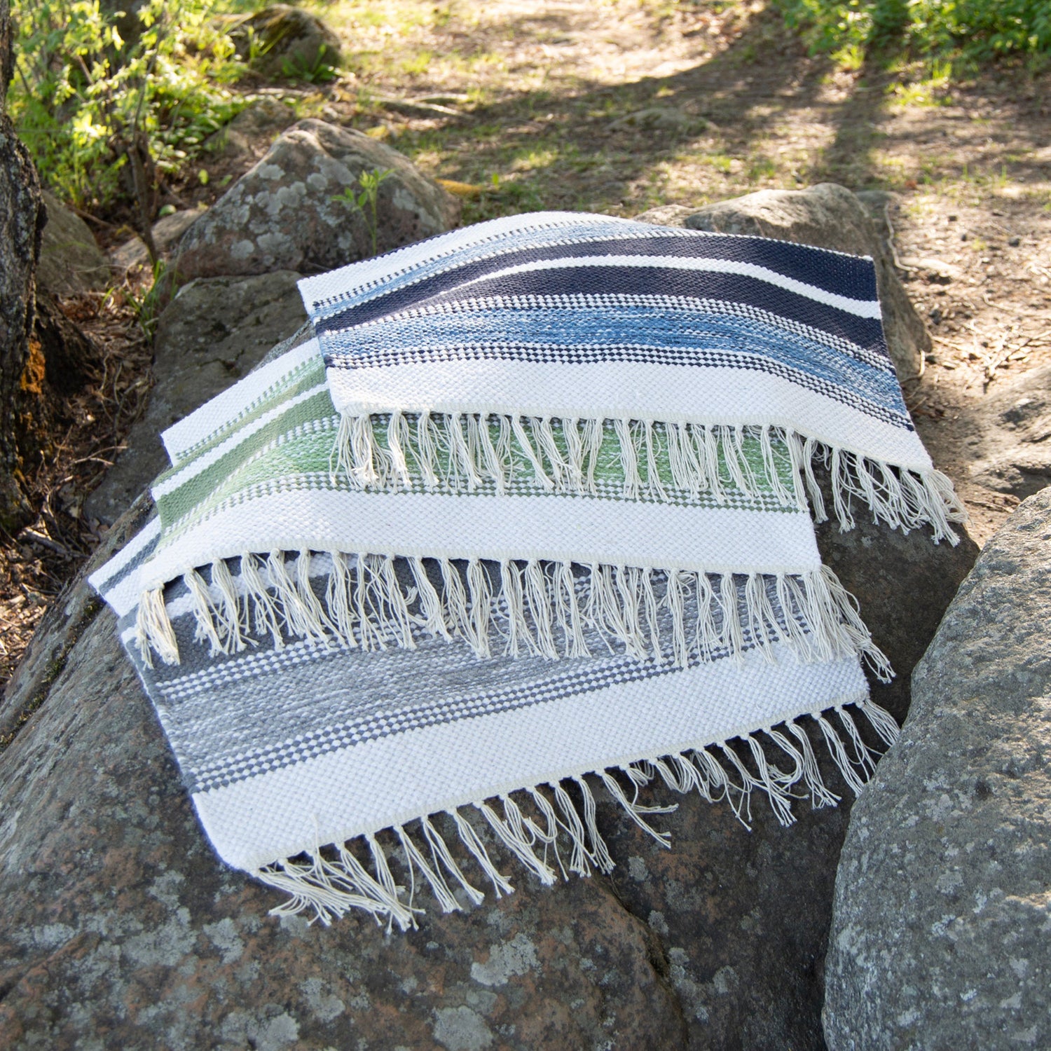 Kuvassa on Arne-puuvillamaton kaikki värivaihtoehdot: harmaa, vihreä ja sininen.