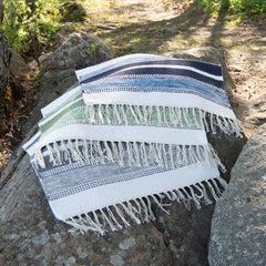 Kuvassa on Arne-puuvillamaton kaikki värivaihtoehdot: harmaa, vihreä ja sininen.