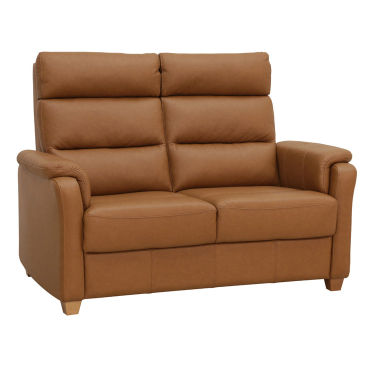 2-istuttavan ruskean Atlanta-sohvan verhoiluna on Labrador 03 -nahka/keinonahka. Sohvan puujalat ovat luonnonväriset.
