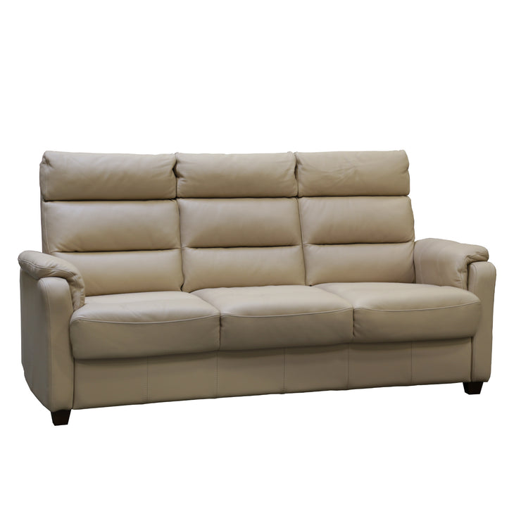 3-istuttavan beigen värisen Atlanta-sohvan verhoiluna on Labrador 22 -nahka/keinonahka. Sohvan puujalat ovat wengen väriset.