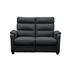 2-istuttavan mustan Atlanta-recliner-sähkömekanismisohvan verhoiluna on Labrador 06 -nahka/keinonahka. (Metalliset Touch-hipaisukytkimet ovat molemmin puolin piilossa istuimen ja käsinojan välissä.) Mekanismisohvan puujalat ovat wengen väriset.