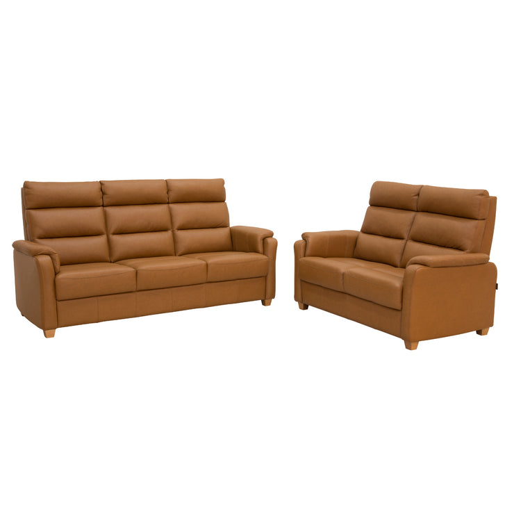 Kuvassa on 3-istuttavan ruskean Atlanta-sohvan kanssa 2-istuttava Atlanta-sohva. Sohvakalustossa on Labrador 03 -nahka/keinonahka ja luonnonväriset puujalat. Sohvat myydään erikseen.