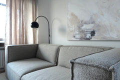 Lähikuvassa on 3-istuttavan Beacon-sohvan käsinojan kangasverhoilua hiekanvärisellä Boucle Crush -kankaalla. 