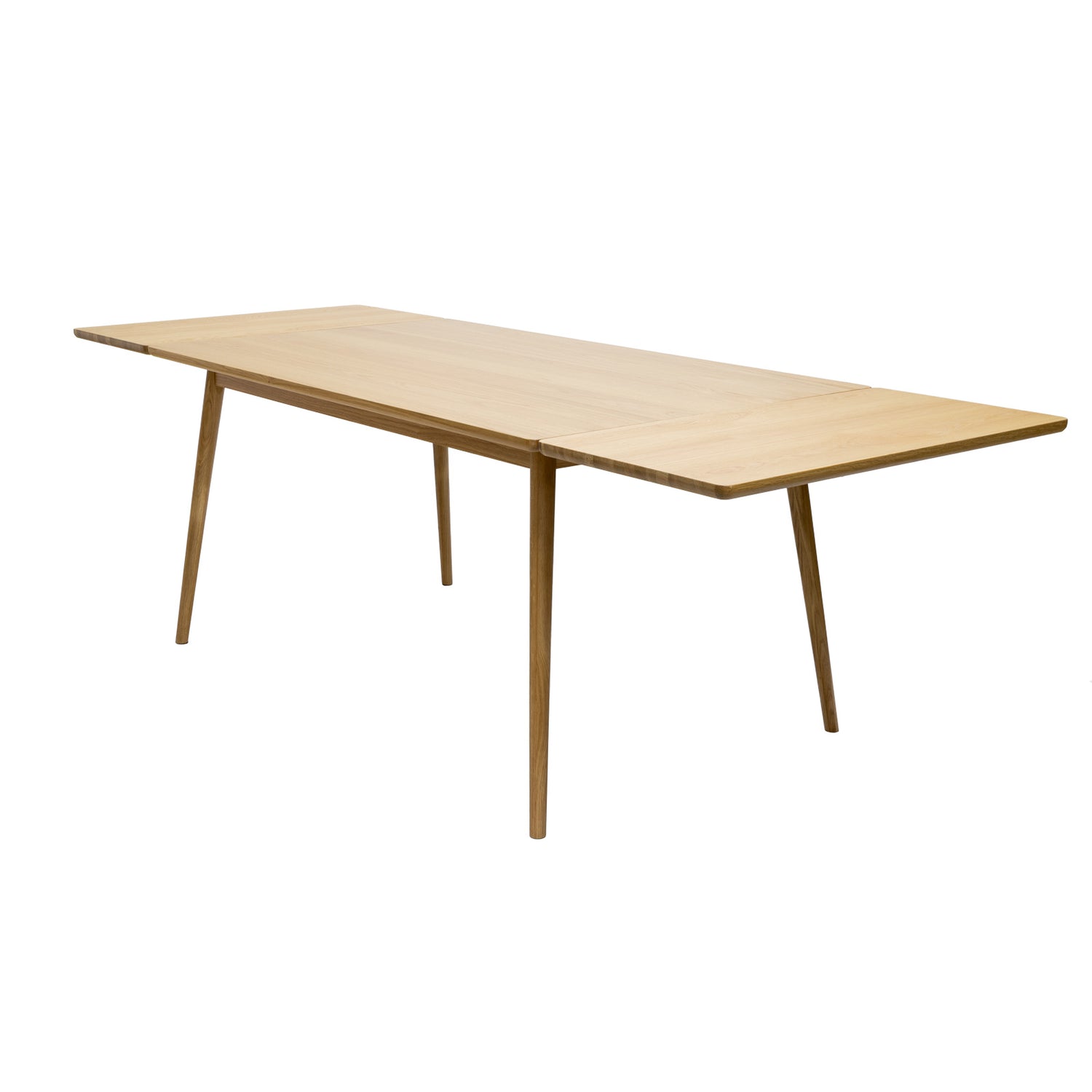 Kuvassa on Barrali-ruokapöydän jatkolevyt 2 kpl kiinnitettynä 150 x 90 cm Barrali-ruokapöytään, joka myydään erikseen. Tammenvärinen 45 x 90 cm jatkolevy voidaan kiinnittää pöydän kumpaankin päätyyn.