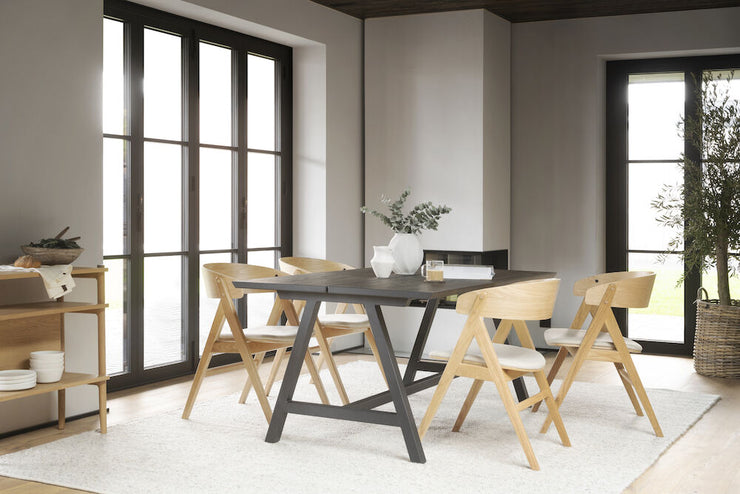Carradale-ruokapöytä mustalla kannella ja mustilla A-mallisilla metallijaloilla sekä Waterton-tuolit (myydään erikseen).