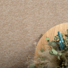 Kuvassa on Carina-maton lämmin beige sävy, joka sisältää kevyttä meleerausta. Matto on kuvattu sohvapöydän alla.