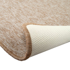 Lähikuvassa Carina-maton pohjaa ja raunasta - lämmin beige sävy, joka sisältää kevyttä meleerausta.