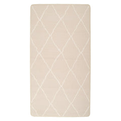 Bukleepintainen Carlos-matto, beige valkoisilla salmiakkikuvioilla.